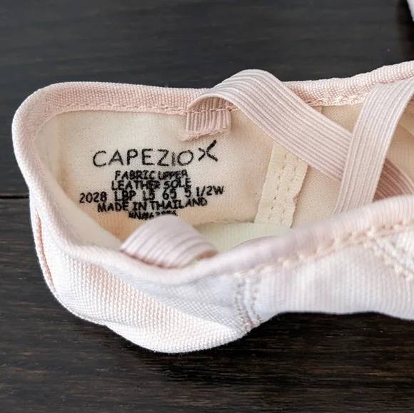 Capezio Womens 2028 Canvas Juliet Ballet Shoes/Slippers, 5.5 Wide (5 1/2 W) - Picture 4 of 5